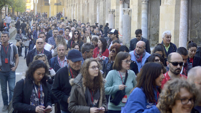 Un grupo de turistas espera su turno para poder visitar la Mezquita-Catedral.