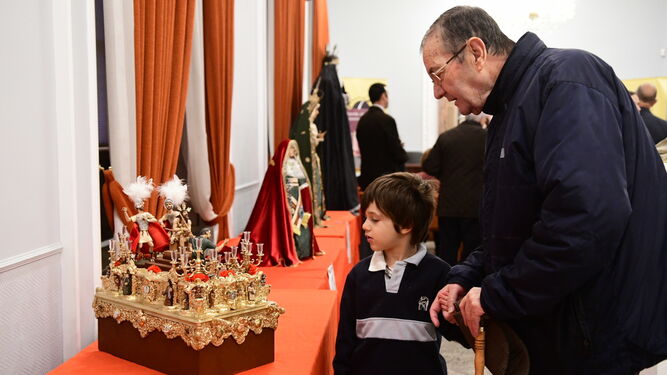 Un niño y su abuelo, ayer, visitan la muestra de la Fundación Miguel Castillejo.