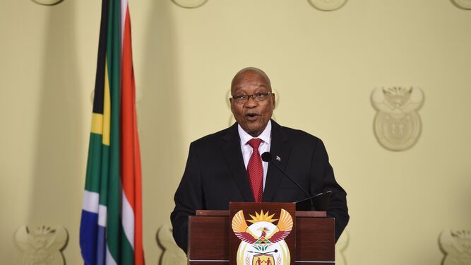 El presidente sudafricano, Jacob Zuma, anunciando anoche en la televisión nacional su dimisión.