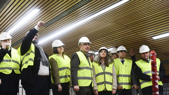 Los agentes económicos y sociales, durante la visita a las obras del Palacio de Congresos de Torrijos.