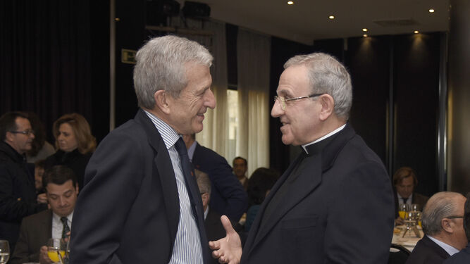 Manuel Bretón, presidente nacional de Cáritas, y Manuel Pérez Moya, presidente del Cabildo Catedral de Córdoba, conversan antes del inicio del acto.