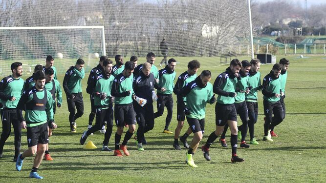 Los jugadores del Córdoba calientan durante un entrenamiento.