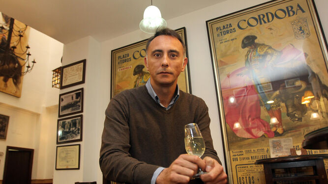 Rafael Gavilán, con una copa de vino cordobés, en La Montillana, en el número 5 de la calle San Álvaro.