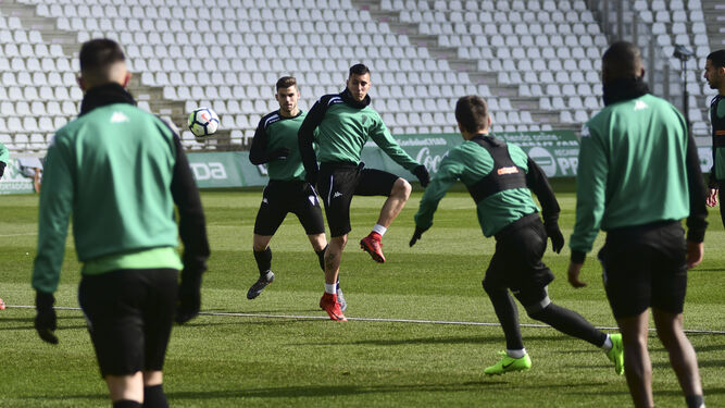 Sergi Guardiola toca el balón rodeado de compañeros durante un ejercicio en un entrenamiento en El Arcángel.