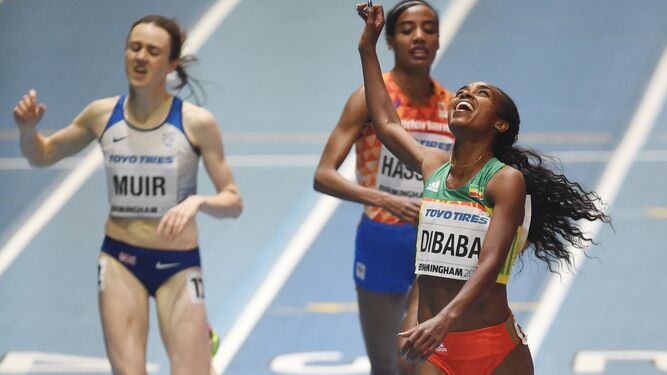 Genzebe Dibaba celebra su triunfo en los 3.000 metros por delante de la holandesa Hassan y la británica Muir.