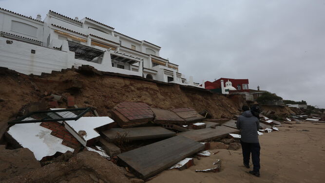Daños ocasionados por el temporal en la playa de El Portil.