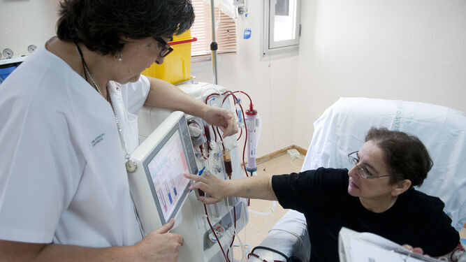 Una paciente durante una sesión de diálisis en el Hospital Virgen de las Nieves de Granada.
