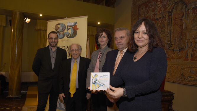 Teresa Sorozábal, nieta del compositor, muestra el CD junto a (de izq. a der.) Luque, Temes, Montes y Alcalde.