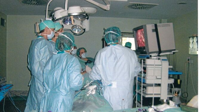 Médicos del Carlos Haya de Málaga, durante una intervención de trasplante  de riñón de donante vivo.