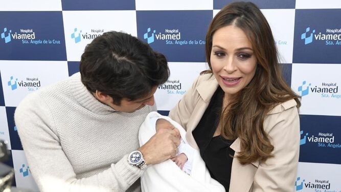 Eva González presenta feliz a su hijo Cayetano
