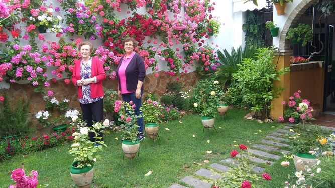 Teófila Mahedero y su hija, María Visitación García, de la calle El Centro, 22, en El Carpio, primer premio en la categoría de patios del año pasado.