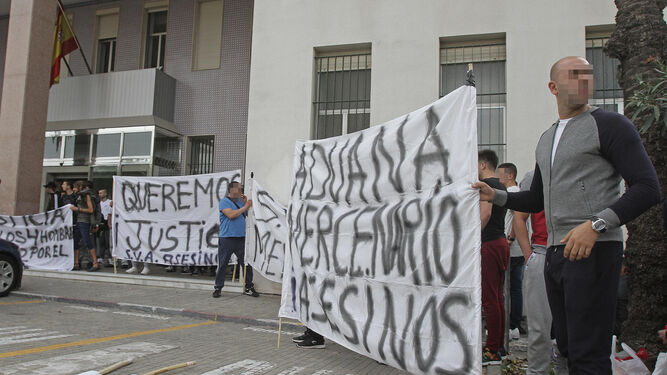Familiares y amigos de narcos protestan ante ante la Audiencia de Algeciras.