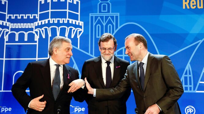 Mariano Rajoy, flanqueado ayer en Valencia por el presidente del Parlamento Europeo, Antonio Tajani -izquierda-, y el líder del PPE, Manfred Weber.