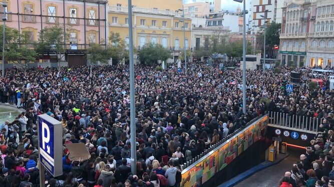 Miles de personas colapsan el centro de Almería en una concentración para guardar cinco minutos de silencio como muestra de respeto a la familia del pequeño.