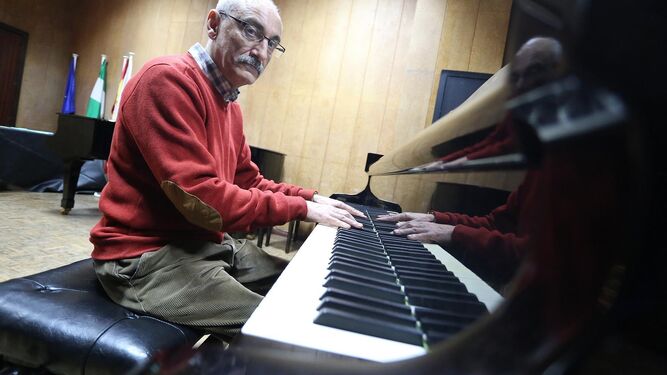 José Luis Tarín, profesor de piano con más de 20 años de servicio como interino, en el salón de actos del conservatorio Cristóbal de Morales de Sevilla.