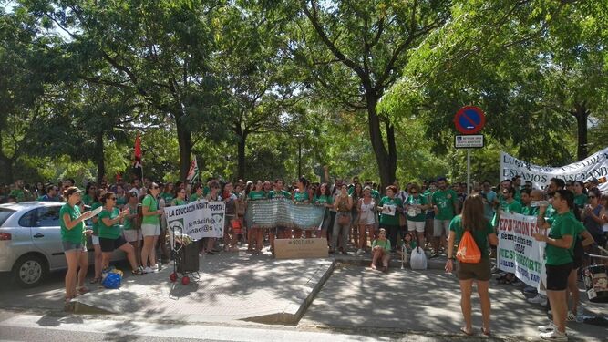 Una protesta de docentes frente a delegación de Educación en Sevilla, donde participaron los interinos excluidos.