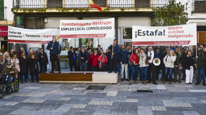 Un momento de la movilización de los empleados de Tanatorios de Córdoba frente al Ayuntamiento.