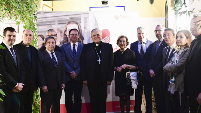 Los premiados, con el obispo, Demetrio Fernández, y la directora de Cáritas, María Dolores Vallecillo.