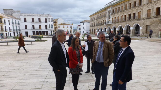 El consejero, Javier Carnero, con el alcalde, Jesús Rojano, y la delegada del Gobierno, Esther Ruiz.