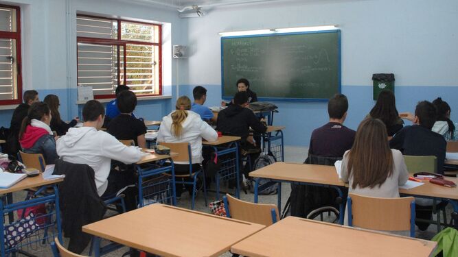 Una profesora imparte clases en un aula de Secundaria.