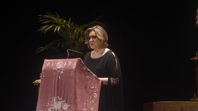 María José Sánchez durante la lectura del pregón de la Semana Santa, ayer en el Teatro Góngora.