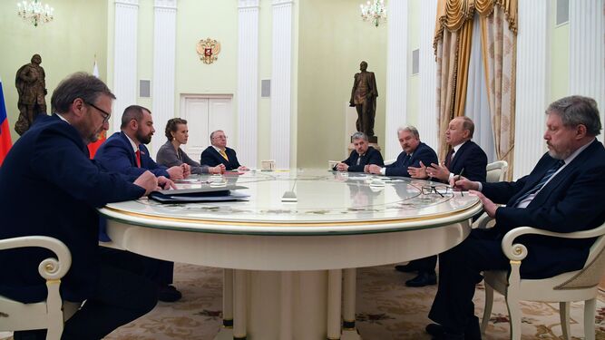 El presidente ruso, Vladimir Putin, se reunió ayer con el resto de candidatos, un día después de las elecciones presidenciales, en el Kremlin de Moscú.