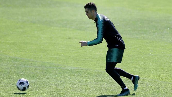 El delantero portugués Cristiano, ayer, en el entrenamiento de su selección en Oeiras, a las afueras de Lisboa.