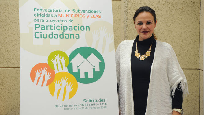 La diputada Aurora Barbero posa con el cartel del programa de ayudas.