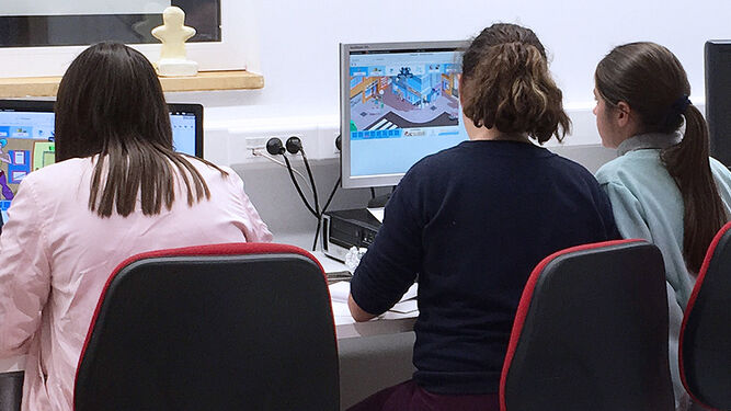 Un grupo de jóvenes accede a internet en un centro Guadalinfo.
