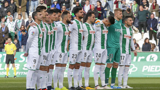 Los jugadores del Córdoba guardan un minuto de silencio al inicio del partido.