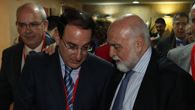 Antonio Carrillo, a la derecha, con Javier González de Lara en la asamblea de la CEA del pasado jueves.
