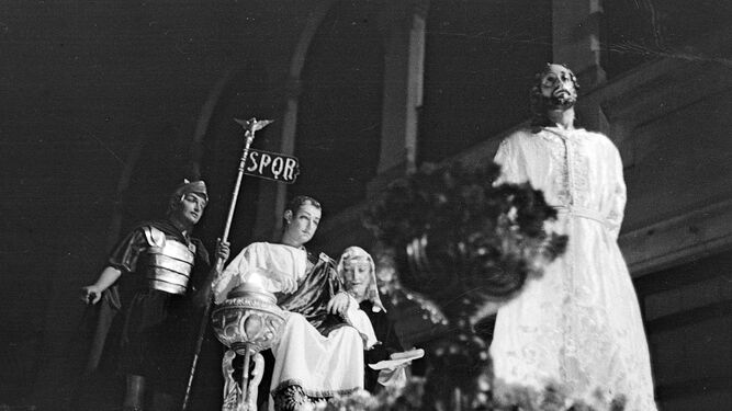 Jesús de la Sentencia en los años 40 con el antiguo grupo escultórico de Martínez Cerrillo.