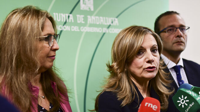 María de los Ángeles Luna, Marina Álvarez y José Manuel Cosano, antes de la reunión con profesionales del Distrito Sanitario Córdoba y Guadalquivir.