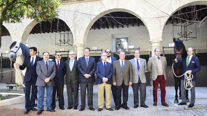 Representantes de las 13 entidades que forman parte de Córdoba Ecuestre, ayer en Caballerizas Reales.