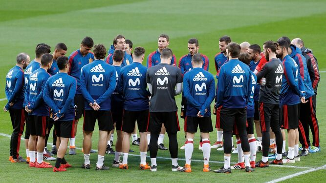 Julen Lopetegui se dirige a sus futbolistas antes de comenzar el entrenamiento en el Wanda Metropolitano.