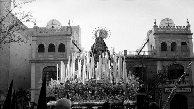 Desfile de la Virgen de los Dolores en 1950 por las calles de Córdoba.