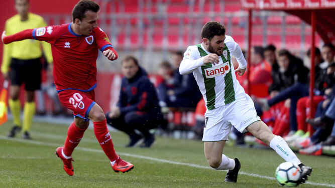 Javi Galán salva un balón sobre la línea del terreno de juego de Los Pajaritos ante la vigilancia de Pablo Valcarce.