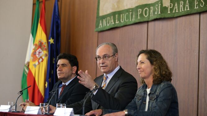 Gonzalo Rivas, Juan Pablo Durán y Mercedes Molina, ayer en el Parlamento.