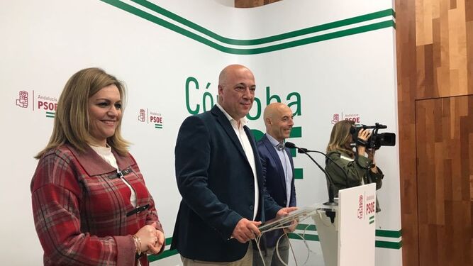 María Jesús Serrano, Antonio Ruiz y Antonio Hurtado en la sede del PSOE