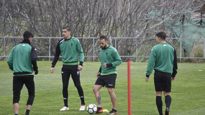 Edu Ramos combina el balón con Montelongo, en presencia de Noblejas, durante un entrenamiento.