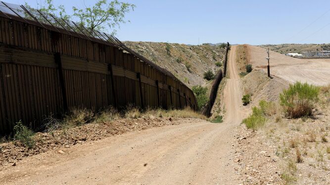 Un tramo del perímetro fronterizo entre México y EEUU.