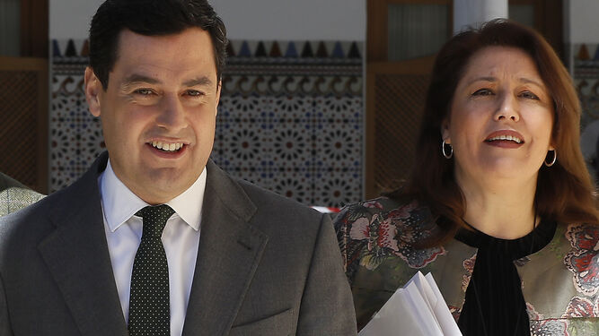 El líder del PP-A, Juanma Moreno, y su portavoz parlamentaria, Carmen Crespo.