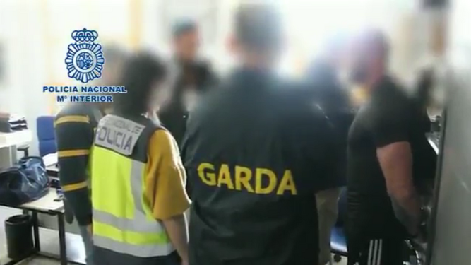 Miembros de la Policía Nacional y la Policía irlandesa custodiando Dean Evans (a la derecha).
