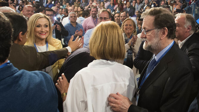 Cifuentes sonríe a Mariano Rajoy durante el inicio de la convención del PP.