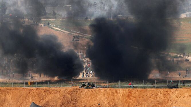 Jóvenes palestinos quemaron ayer neumáticos en la frontera entre Gaza e Israel.