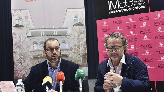 David Luque y Ramón López, ayer en el Teatro Góngora durante la presentación de la programación teatral de primavera.