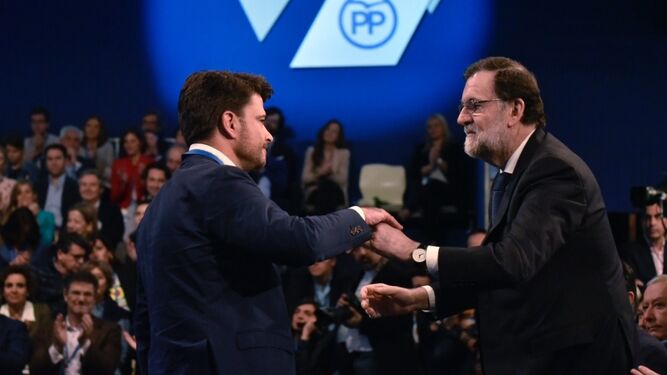 Rajoy estrecha la mano al candidato del PP a la Alcaldía de Sevilla, Beltrán Pérez.
