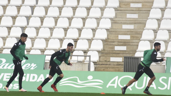 Guardiola y Aythami, en un sprint al margen del grupo al inicio de la sesión de ayer.