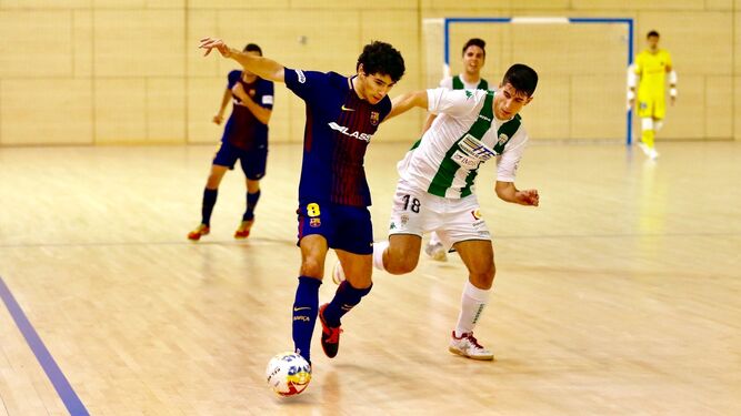 Nil Closas, del Barça B, protege el balón ante la presión de Ismael.