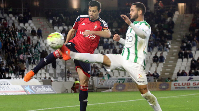 Florin pelea un balón en el último duelo entre Córdoba y Osasuna.